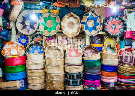 Cuoio marocchino cuscinipoufs. Fes, Marocco, Africa del Nord Foto Stock