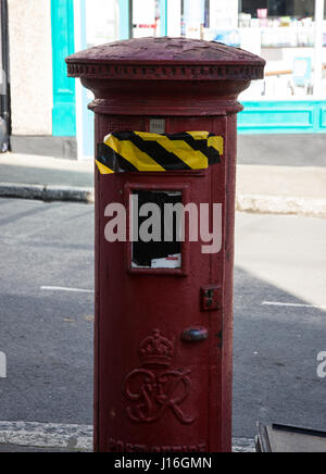 Sigillato post box in una zona rurale High Street Foto Stock