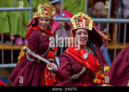 Llamerada ballerini in costumi ornati di eseguire come sfilano attraverso la città mineraria di Oruro sull'altipiano della Bolivia durante il carnevale annuale Foto Stock