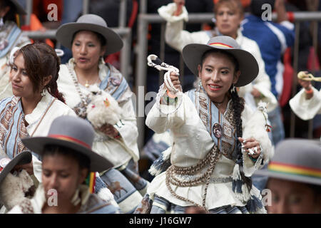 Llamerada ballerini in costumi ornati di eseguire come sfilano attraverso la città mineraria di Oruro sull'altipiano della Bolivia durante il carnevale annuale Foto Stock