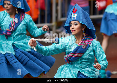 Llamerada ballerini in costumi ornati di eseguire come sfilano attraverso la città mineraria di Oruro sull'altipiano della Bolivia durante il carnevale annuale Foto Stock