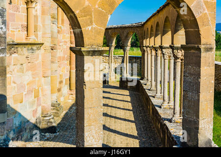 Eremo di Santa Maria di Eunate, ( xii secolo ) Titolo di Saint James, Muruzábal, Navarra, Spagna, Europa Foto Stock