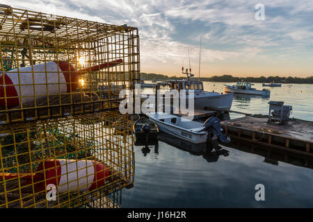 Boe di aragosta e trappole sul pontile all'Amicizia Lobster Co-op in amicizia, Maine Foto Stock