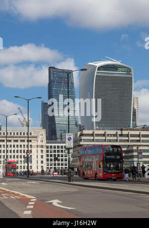 London skyline della città: vista dal Ponte di Londra Foto Stock