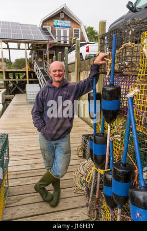 Un Capitano del cacciatore Giacomo e proprietario di Potts Harbour astice in Harpswell, Maine Foto Stock