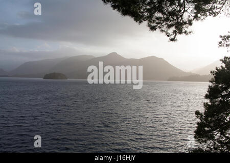 Il gatto campane Maiden Moor e alta Spy guardando attraverso Derwent Water da frate il greppo Keswick Lake District Cumbria Inghilterra England Foto Stock