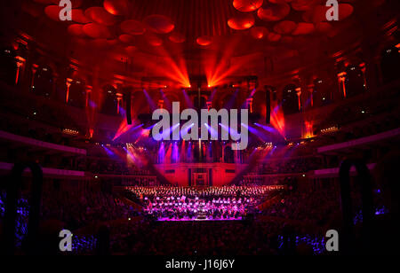 Una vista generale del Bournemouth Symphony Orchestra e Coro, condotta da Stephen Barlow al Classic FM dal vivo presso la Royal Albert Hall di Londra. Il concerto è ospitato dal Regno Unito più popolare di musica classica stazione, Classic FM. Foto Stock