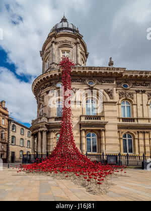 Papaveri: Finestra piangente DELL'ARTISTA PAUL CUMMINS E DEL DESIGNER TOM PIPER all'Hull Maritime Museum, Regno Unito. Foto Stock