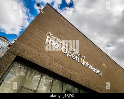 Associare College dell'Università Aperta segno sulla carena Scuola di Arte e Design building. Foto Stock