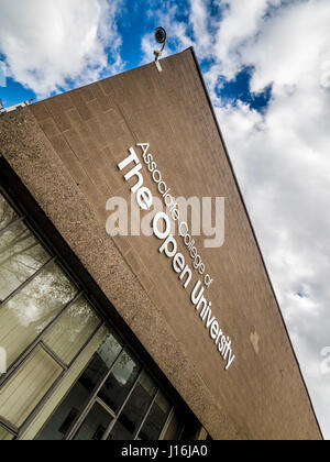 Associare College dell'Università Aperta segno sulla carena Scuola di Arte e Design building. Foto Stock