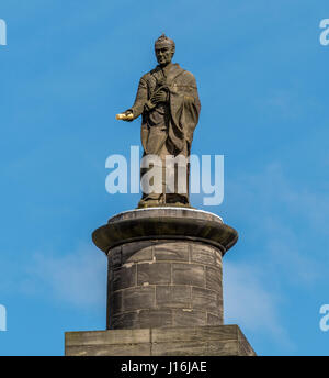 William Wilberforce statua holding scorrere verso il quale veniva dorato per il 2017 Città della cultura celebrazione, Hull, Regno Unito. Foto Stock