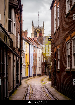 Prince Street con chiesa della Santa Trinità (Santa trinità Minster) clocktower, Hull, Regno Unito. Foto Stock
