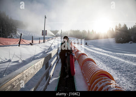 La gente che ottiene pronta per scivolare sulla neve i tubi , Whistler Foto Stock