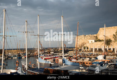 Porto con yacht e barche al tramonto al porto cittadino di Kyrenia a Cipro Foto Stock
