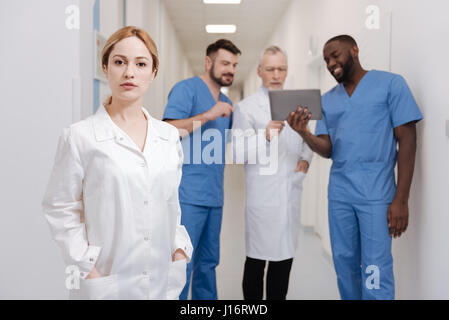 Giovane medico donna in piedi in ospedale Foto Stock