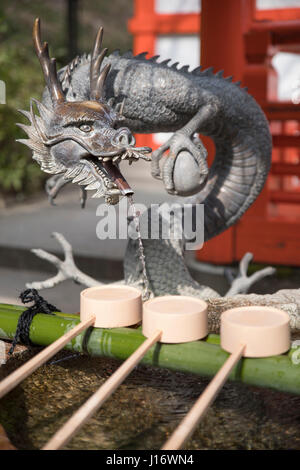 Dragon fontana e tazze ladels per riti di purificazione a Kurama-dera tempio di Kurama, Kyoto, Giappone Foto Stock