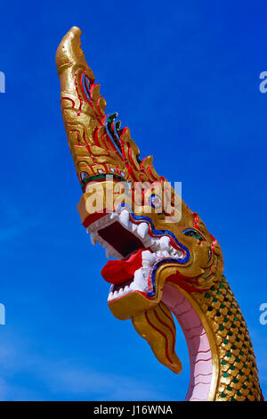 Thailandia tempio, e Naga guardiano. Banglamung, Chonburi, Pattaya, Thailandia, Asia sudorientale Foto Stock