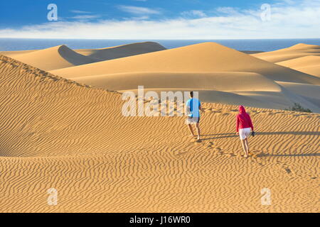 I turisti sulla sabbia di Maspalomas Dunes National Park, Isole Canarie, Gran Canaria, Spagna Foto Stock