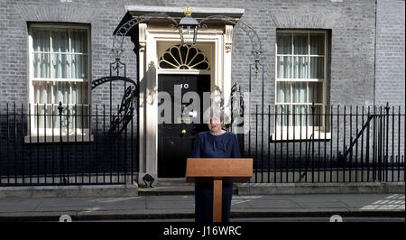 Nota raccolto alternativo il Primo Ministro Theresa Maggio fa una dichiarazione di Downing Street, Londra, annunciando una snap elezioni generali del 8 giugno. Foto Stock