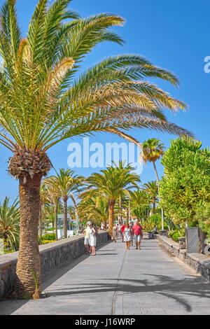 I turisti su Playa de Ingles Promenade, Gran Canaria Isole Canarie Spagna Foto Stock