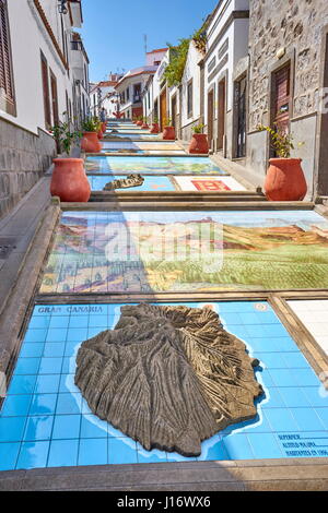 Le piastrelle di ceramica che mostra parti delle Isole Canarie, Firgas, Gran Canaria, Spagna Foto Stock