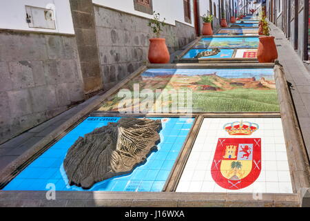 Le piastrelle di ceramica che mostra parti delle Isole Canarie, Firgas, Gran Canaria, Spagna Foto Stock