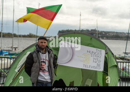 L Imam Sis conducendo uno sciopero della fame Senedd esterno. Protesta da parte curda del Galles di solidarietà a sostegno della polital prigionieri incarcerati in Turchia Foto Stock