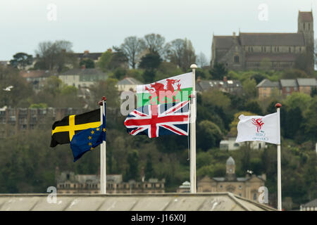 Bandiere della Baia di Cardiff, nella parte anteriore della Chiesa di Sant'Agostino Bandiera di San Davide, l'Unione europea, il Galles, nel Regno Unito e a Cardiff con Penarth Foto Stock