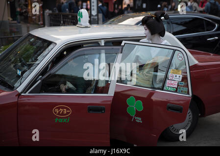 Geisha per arrivare in taxi su Kiyamachi-dori street in Higashiyama nr. Gion, Kyoto, Giappone Foto Stock