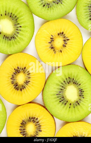 Fette di fresco verde e giallo kiwi come un cibo texture di sfondo Foto Stock