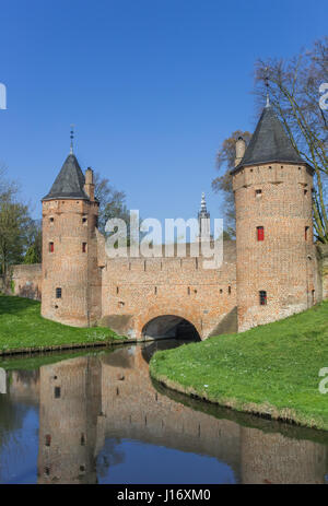 Acqua Monikkendam porta nel centro storico di Amersfoort, Paesi Bassi Foto Stock