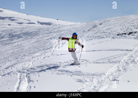 Piccoli sciatori sulle piste da sci con neve appena caduta al giorno di sun. Montagne del Caucaso, Georgia, stazione sciistica Gudauri. Foto Stock