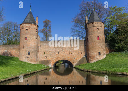 Acqua Monikkendam porta nel centro storico di Amersfoort, Paesi Bassi Foto Stock