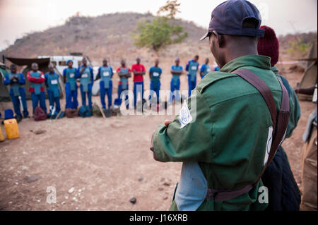 HALO Trust deminers in corrispondenza di un inizio di mattina roll call di Cahora Bassa, Mozambico. Il paese è stato dichiarato libero dalle mine nel 2015 Foto Stock