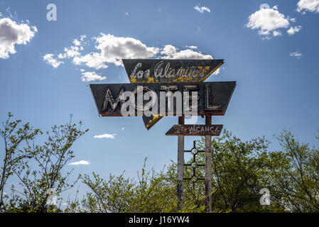 Sovvenzioni, Nuovo Messico, Stati Uniti d'America - 13 Maggio 2016 : Vintage segno vicino ex Los Alamitos Motel sulla storica Route 66 in Nuovo Messico. Foto Stock