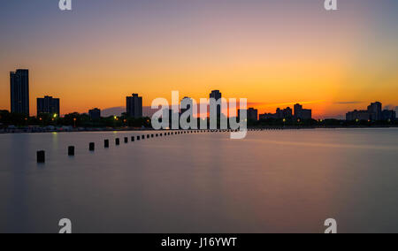 Tramonto su Chicago visto dal North Avenue Beach. Lunga esposizione. Foto Stock