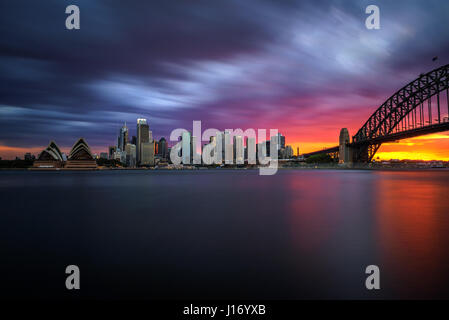 Sunset skyline del centro cittadino di Sydney Harbour Bridge, NSW, Australia. Lunga esposizione. Foto Stock