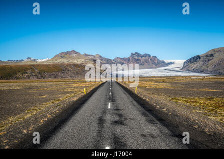 Famosa strada di circonvallazione in Islanda che conduce a Vatnajokull, noto anche come il ghiacciaio Vatna. È la più grande calotta di ghiaccio in Islanda. Foto Stock