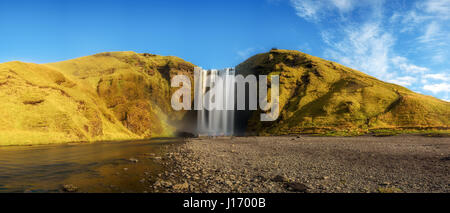 Panorama della famosa cascata Skogafoss nel sud dell'Islanda. Lunga esposizione. Foto Stock