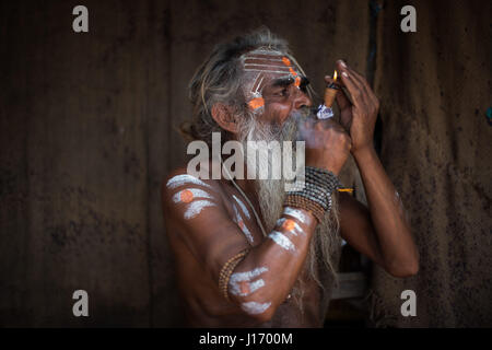 Varanasi uomo santo (sadhu ) di fumare hashish Foto Stock