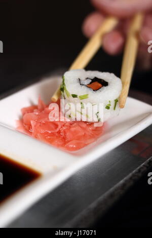 Bacchette sushi di contenimento Foto Stock