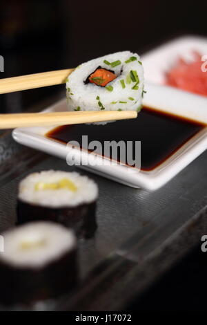 Bacchette sushi di contenimento Foto Stock