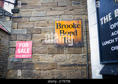 Vintage Brooke Bond Tea sign in esterno muro di pietra Foto Stock