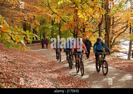 I ciclisti sulla parte superiore della valle del Derwent circuito di serbatoi in autunno, il Parco Nazionale di Peak District, Derbyshire EnglandUK Foto Stock