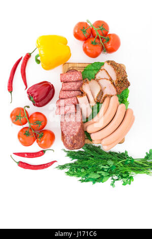 Un assortimento di prodotti a base di carne con prosciutto e salsicce. Foto Stock