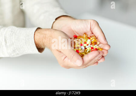 Close up uomo senior mani pillole Foto Stock