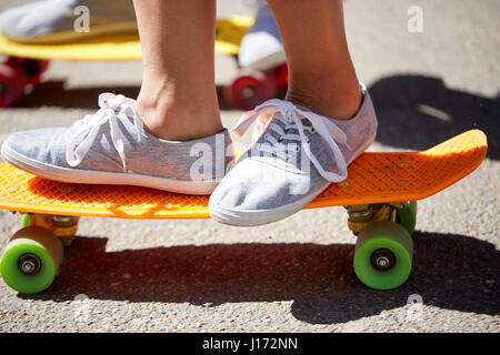 In prossimità dei piedi skateboard equitazione sulla strada di città Foto Stock