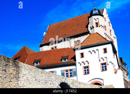 Castello di Alzenau sulla roccia sopra la piazza del mercato, in Baviera, Germania Foto Stock