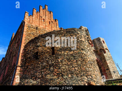 Castello di Alzenau sulla roccia sopra la piazza del mercato, in Baviera, Germania Foto Stock