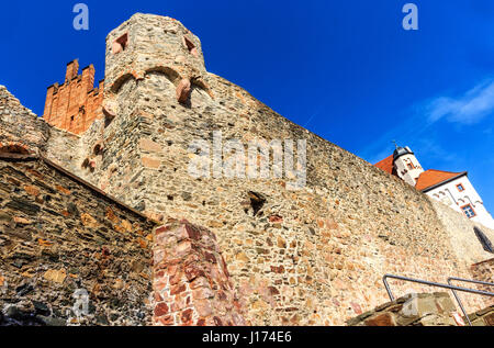 Castello di Alzenau sulla roccia sopra la piazza del mercato, in Baviera, Germania Foto Stock